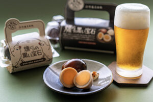 東京うこっけい卵の燻製とキンキンに冷えたビール、くゆらの黒い宝石の2個入りと10個入りパッケージ