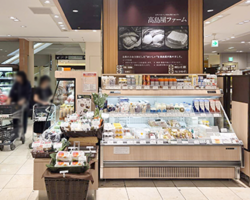 新宿高島屋様にて 弊農場の烏骨鶏卵2種、赤玉鶏卵（もみじ）、 野菜各種をお取り扱いいただいています